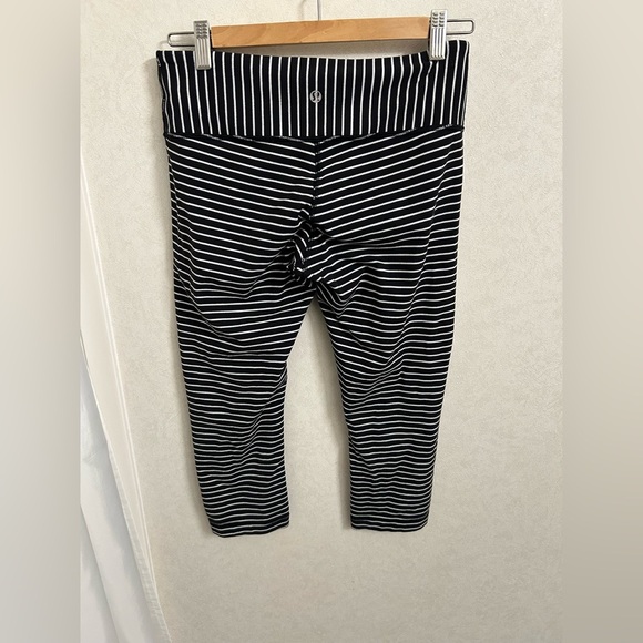 Lululemon striped crop size 8 - Picture 3 of 3